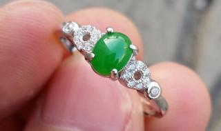 翡翠戒指怎么佩戴好看 佩戴翡翠戒指的少女